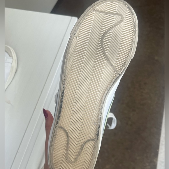 LADIES 8.5 NIKES-WORN ONCE - Picture 3 of 4